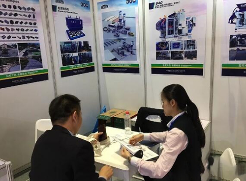 国产挖掘机配件供应商带你来看进口博览会工程机械展区-国产挖掘机配件